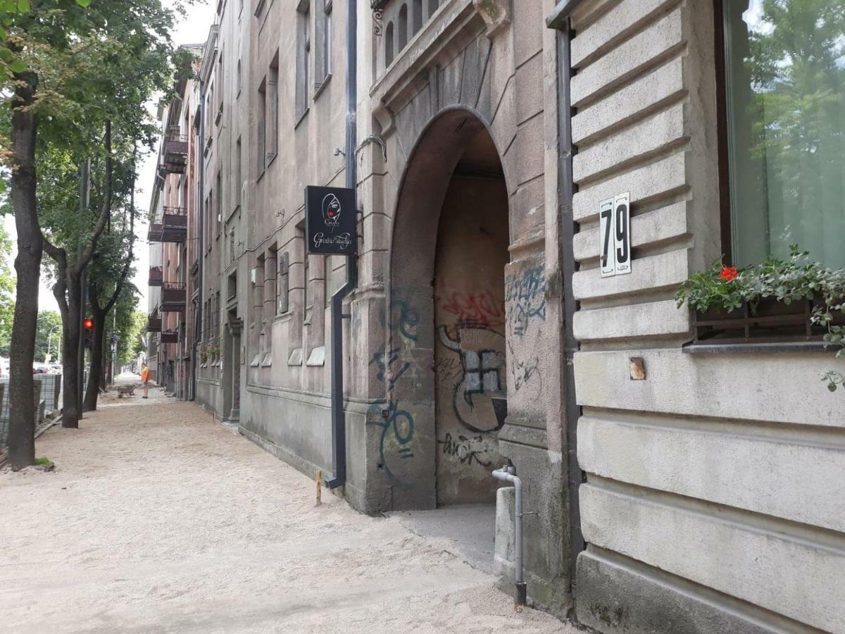 In - Free Parking Butas